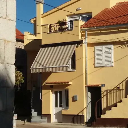 بيت ضيافة Flower Double Split - 4*